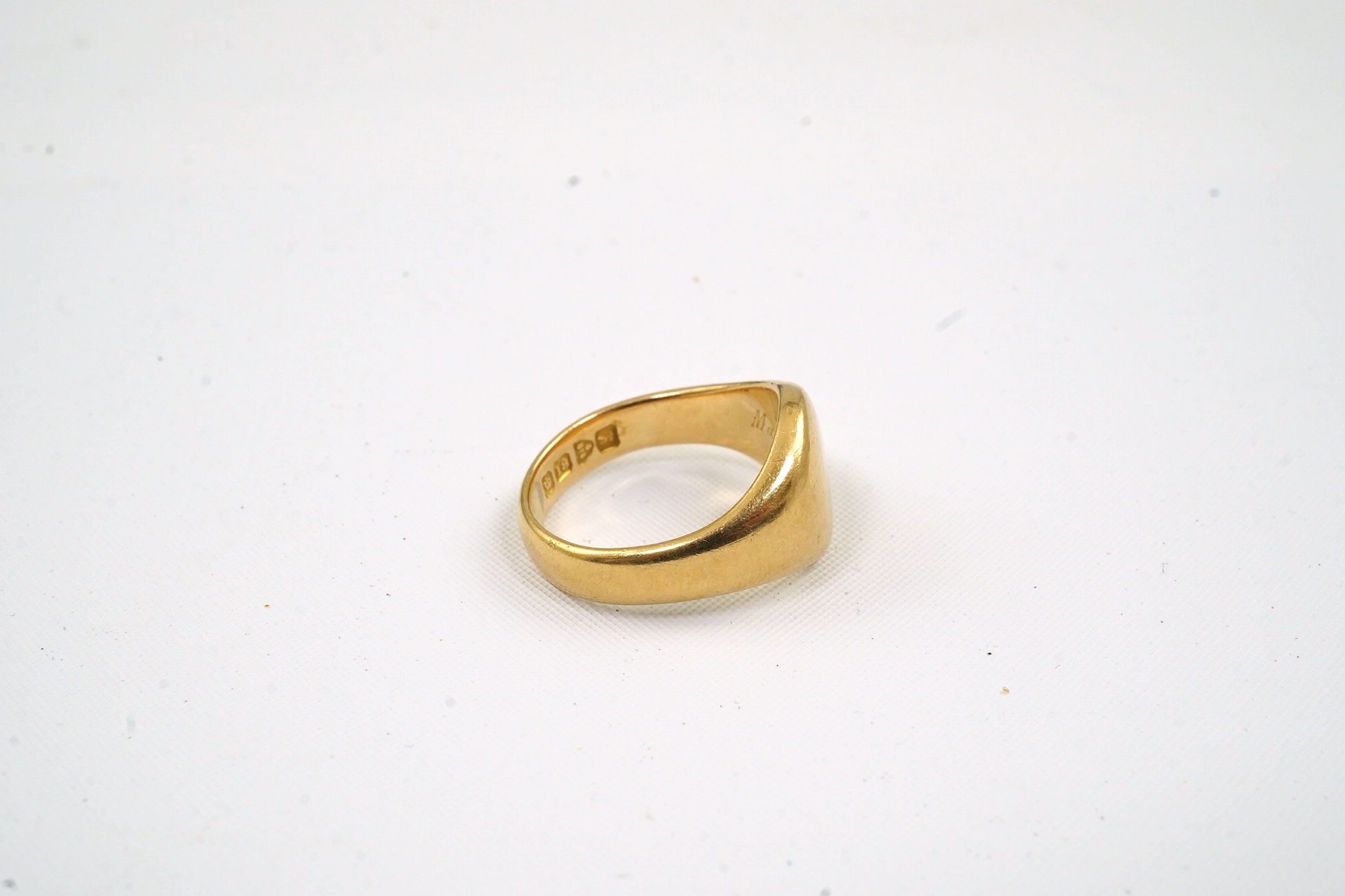 A George V 18ct gold signet ring